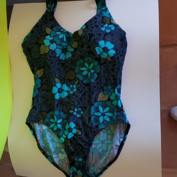 Catalina women's swimsuit, runs small, size 1x. Gently worn. Like newππββοΈ - Picture 5 of 6